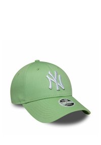 Gaiši zaļš cepures modelis ar izliekto vizieri, rotāts ar baltu izšūtu "NY" logotipu. Izgatavota no teksturētas dzijas, ar sešām izšūtām acīm.