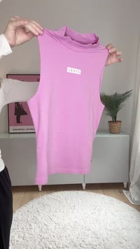 Rosa ärmlös topp av slät tyg med hög halsringning. Har en vit Levi's logotyp på framsidan.