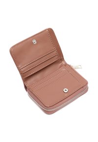 Roosa roosa nahast ümber tõmmatav rahakott; sisaldab mitmeid kaardipesasid, sileda tekstuuriga ning nupuga kinnitatav. Kuldne riistvara on nähtav.