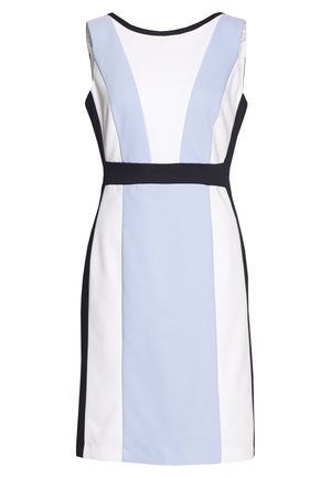 Robe fourreau sans manches avec panneaux verticaux en bleu clair, blanc et noir, avec une ceinture noire à la taille et un décolleté bateau.