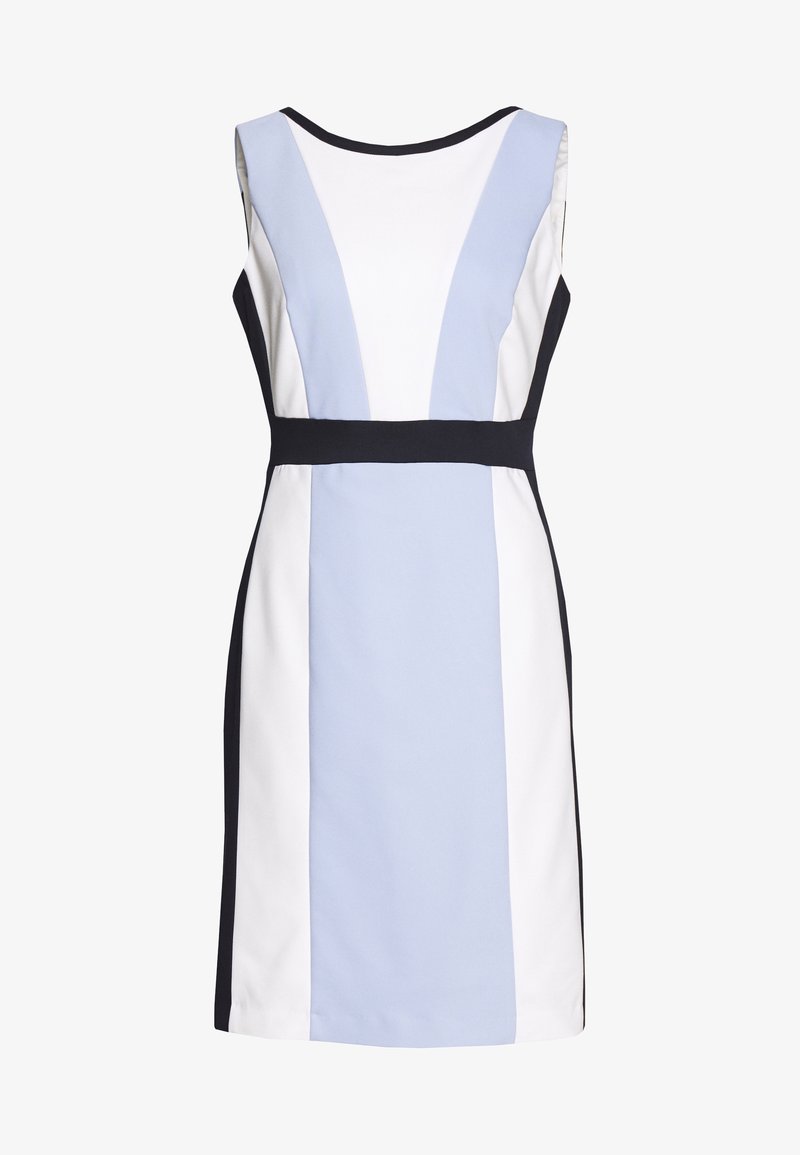 Robe fourreau sans manches avec panneaux verticaux en bleu clair, blanc et noir, avec une ceinture noire à la taille et un décolleté bateau.