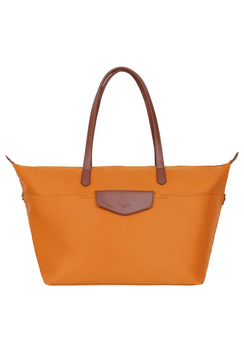 Oranje draagtas van duurzaam materiaal, met bruine leren handgrepen en een flap met logo. Glad van textuur, ruim en gestructureerde vorm.