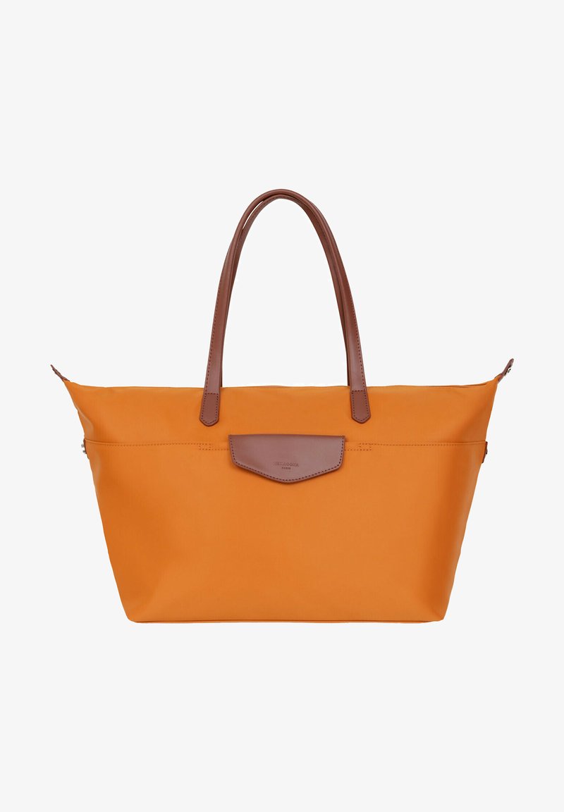 Oranje draagtas van duurzaam materiaal, met bruine leren handgrepen en een flap met logo. Glad van textuur, ruim en gestructureerde vorm.