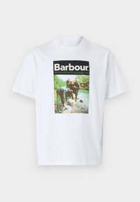 Tricou alb din bumbac, cu un print grafic colorat care include cuvântul "Barbour" și o scenă în aer liber care înfățișează oameni lângă un râu.