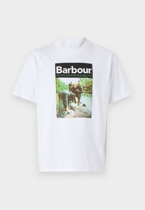 Biała bawełniana koszulka z kolorowym nadrukiem graficznym z napisem "Barbour" oraz sceną na świeżym powietrzu przedstawiającą ludzi nad rzeką.