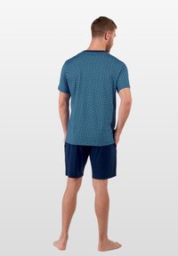 Herren-Nachtwäsche-Set in Marineblau mit einem gemusterten blauen Kurzarm-Oberteil und passenden Marineblauen Shorts, aus weichem Stoff und mit lockerer Passform.