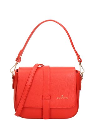 Sac bandoulière en cuir rouge avec une surface texturée, rabat avant et accents en métal doré. Doté d'une sangle réglable et d'une fermeture simple par sangle.