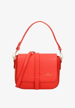 Sac bandoulière en cuir rouge avec une surface texturée, rabat avant et accents en métal doré. Doté d'une sangle réglable et d'une fermeture simple par sangle.