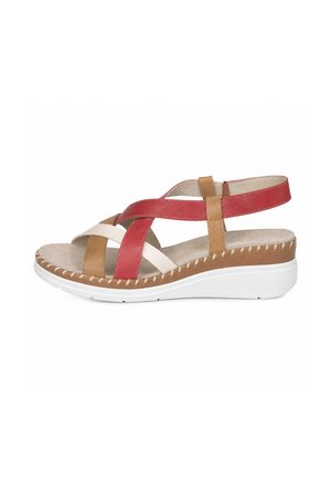 Sandalia de mujer con punta abierta con tiras de cuero en rojo, marrón claro y beige y plantilla acolchada beige sobre una suela de cuña blanca.