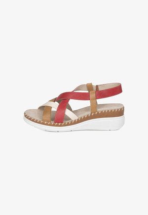 Sandalia de mujer con punta abierta con tiras de cuero en rojo, marrón claro y beige y plantilla acolchada beige sobre una suela de cuña blanca.