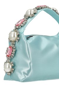 Turkis satin håndtaske med en struktureret form. Har store perler og lyserøde rektangulære ædelsten langs håndtaget, fremhævet med sølvhardware.