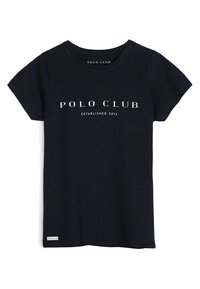 Námorně modré tričko s krátkým rukávem, na kterém je ve středu vpředu vytištěno "POLO CLUB Established 2012" v bílé barvě.