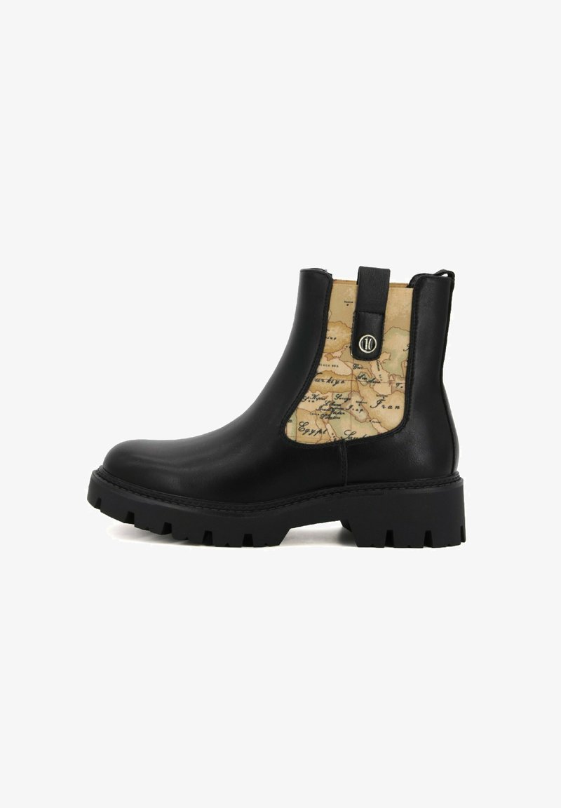 Botas de tobillo de cuero negro con suela de goma, que presentan un panel lateral elástico con un patrón de mapa y un acento decorativo de botón.