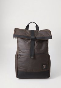 Barna roll-top hátizsák tartós anyagból, fekete alappal, állítható pánttal, első cipzáras zsebbel és márkajelzéses folttal.