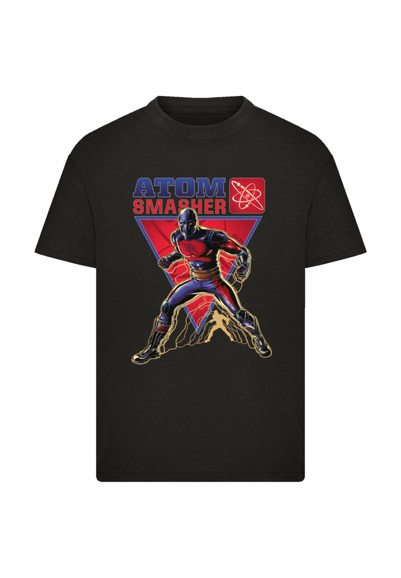 Schwarzes Baumwoll-T-Shirt mit einem Grafikmotiv eines Superhelden in blauem und rotem Kostüm, mit dem Text "ATOM SMASHER" und einem geometrischen Design im Hintergrund.