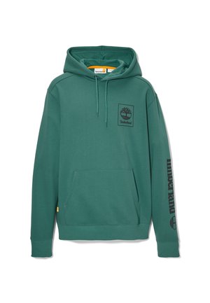 Zielona bluza Timberland z kapturem, kieszenią z przodu, sznurkiem do regulacji kaptura, małym logo na piersi oraz logo Timberland na lewym rękawie.