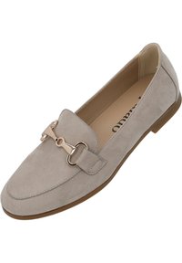 Grå mocka loafers med platt sula, utrustad med en metalldetalj på ovandelen och en slät innersula. Klassisk design med subtila detaljer.