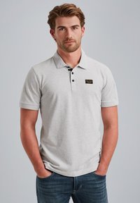 Polo grigio realizzato in misto cotone, con colletto classico, tre bottoni e un piccolo logo nero ricamato sul lato sinistro del petto.