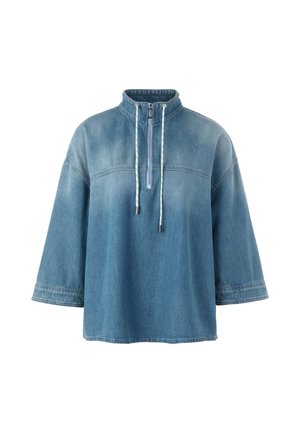 Hellblauer Jeans-Pullover mit dreiviertel Ärmeln, halbem Reißverschluss vorne und weißem Kordelzug am hohen Kragen.