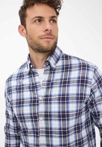 Camicia con colletto button-down in un motivo a quadri blu, rosso e bianco, con bottoni bianchi. Realizzata in un tessuto morbido, vestibilità casual.