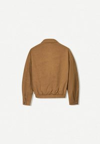 Veste marron texturée avec un col à revers, une taille élastique et des poignets boutonnés, dotée d'une coupe décontractée et d'un tissu lisse.