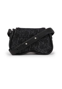 Liten svart denim crossbody-väska med justerbar läderrem och subtilt mönster av överlappande bokstäver.