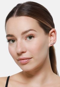 Orecchini in metallo argentato, dal design slanciato e angolare, con un accento a barra orizzontale che poggia sul lobo dell'orecchio. Carnagione neutra, trucco minimale.