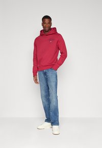 Tommy Hilfiger ARCHED VARSITY HOODY - Felpa - royal berry
