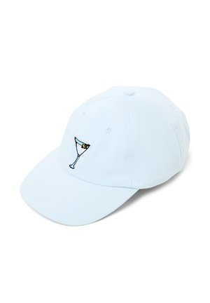 Jasnoniebieska czapka z daszkiem z haftowanym wzorem kieliszka do martini z oliwką na przednim panelu, ustawiona ukośnie na białym tle.