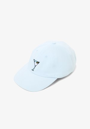 Jasnoniebieska czapka z daszkiem z haftowanym wzorem kieliszka do martini z oliwką na przednim panelu, ustawiona ukośnie na białym tle.