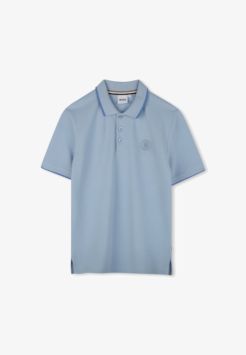 Polo bleu clair à manches courtes avec trois boutons, petit logo brodé sur la poitrine et bordure contrastée subtile au col et aux manches.