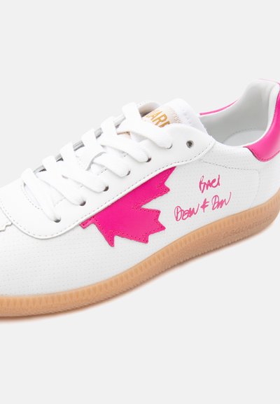 Λευκό αθλητικό παπούτσι με σόλα από καουτσούκ, διακοσμημένο με ροζ σχέδιο σφενδάμου και ροζ λεπτομέρεια στη φτέρνα, λευκά κορδόνια και κόκκινο χειρόγραφο κείμενο στο πλάι.