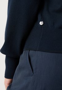 Scotch & Soda CORE V NECK RELAXED  - Strikkegenser - night