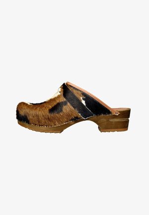 Braune und schwarze Pelzclogs mit einer Holzsohle, ausgestattet mit einem Kreuzriemen-Design und strukturiertem Oberfläche. Kurvige Silhouette und flacher Absatz.