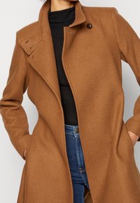 NAF NAF Kort kappa / rock - beige