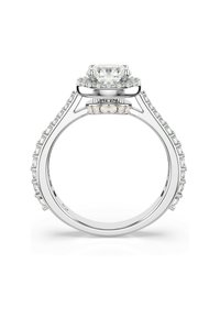 Elegant silverförlovningsring med en central rund diamant, omgiven av mindre diamanter på banden och en detaljerad inställning.