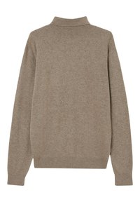 Maglione beige con collo alto, dotato di maniche lunghe e una texture morbida e liscia. Design semplice, senza motivi o accenti visibili.
