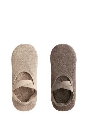 Twee paren enkel sokken, één in beige en één in bruin, met elastische kruisbanden en een zachte, textuurachtige afwerking.