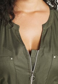 CAPSULE by Simply Be Vestido informal - khaki
