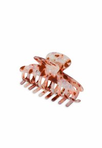Een grote haarklem van transparant plastic met een gemarmerd patroon in tinten van room en roestbruin. Gebogen ontwerp met brede tanden.