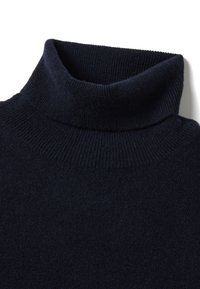 Suéter de cuello alto en azul marino oscuro con cuello acanalado, textura suave y silueta ajustada, confeccionado en tejido de punto.