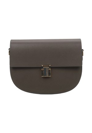 Donkerbruine leren crossbodytas met afgeronde bodem, klepsluiting en goudkleurige rechthoekige gesp in het midden aan de voorkant.