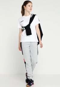 Hummel GO WOMAN - Printtipaita - white