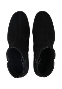 Pár černých semišových kotníkových bot s bočními zipy, pohled shora na bílém pozadí.