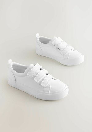 Weiße Canvas-Sneaker mit drei Klettverschlussriemen, runder Zehenpartie und strukturiertem Gummisohle, die eine leichte Konstruktion aufweisen.