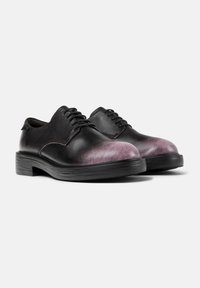 Schwarze Lederschuhe mit einem Farbverlauf in Rosa an der Spitze, mit einer runden Kappe, Schnürverschluss und strukturiertem Gummisohle.
