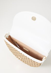 Thumbnail Image 4