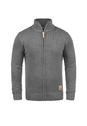 Cardigan grigio lavorato a maglia con colletto e polsini a coste, cerniera completa e patch logo in pelle sull'orlo. Presenta un motivo strutturato sul davanti.