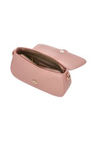 Rózsaszín bőr kézitáska lekerekített formával, tetején hajtókával záródik, arany színű fém kiegészítőkkel, tágas belső térrel, cipzáras és nyitott zsebekkel.