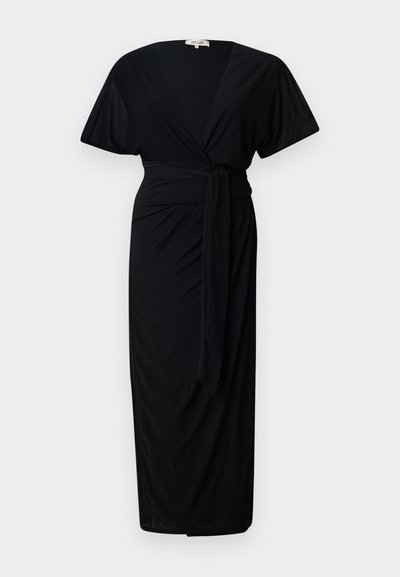 Vestido negro de manga corta y suelta, hecho de una tela suave y lisa. Presenta un escote en V profundo y un detalle de cintura atada.